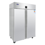 Atosa - Freezer BT 1400 Lt a due porte GN2/1 •Struttura interna ed esterna in acciaio AISI 304  • Articoli tropicalizzati • Già dotato di ruote (di cui due con freni) • Porta a chiusura automatica con bloccaggio verso l’esterno • Porta dotata di chiave di sicurezza• Compressore “Embraco”• Gruppo ventola “EBM”• Sbrinamento automatico• Evaporatore anticorrosione• Termostato digitale “Carel/Dixell”• Illuminazione interna •  Compatibile con misure GN 2/1 • Spigoli arrotondati per una facile pulizia• Guarnizioni porte a incastro facili da pulire e sostituire • Griglietta centrale di serie 