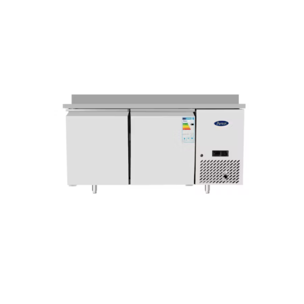 Atosa - Tavolo freezer 600 BT 2 porte con alzatina 10 cm Struttura interna ed esterna in acciaio inox, porte a chiusura automatica con guarnizioni a incastro facili da sostituire. Spigoli arrotondati per una facile pulizia, termostato digitale. Tropicalizzato. Sbrinamento automatico. In dotazione 1 griglia per porta. Piedini in acciaio regolabili. Alzatina posteriore: 10 cm Dimensioni: mm 1360x600x850h