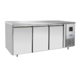 Atosa - Tavolo freezer 600 BT 3 porte porte senza alzatina Struttura interna ed esterna in acciaio inox, porte a chiusura automatica con guarnizioni a incastro facili da sostituire. Spigoli arrotondati per una facile pulizia, termostato digitale. Tropicalizzato. Sbrinamento automatico. In dotazione 1 griglia per porta. Piedini in acciaio regolabili. Dimensioni: mm 1795x600x850h