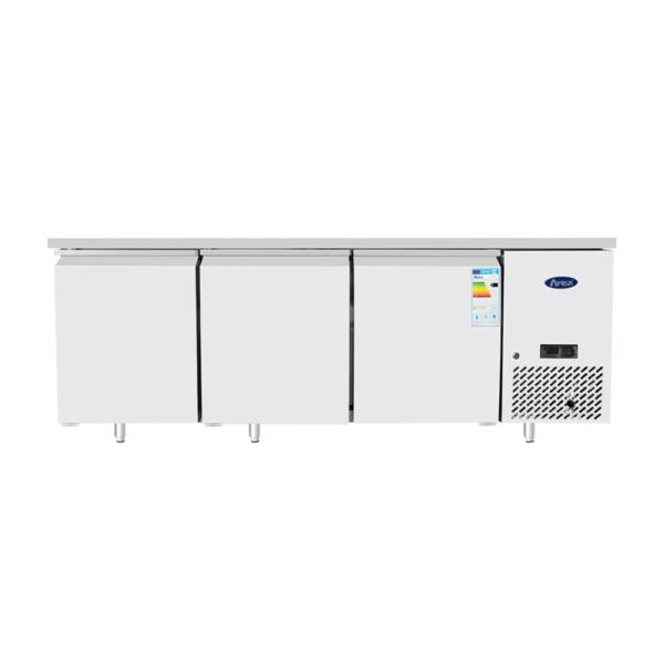 Atosa - Tavolo Frigo 800 TN 3 porte 2 mt Struttura interna ed esterna in acciaio inox, porte a chiusura automatica con guarnizioni a incastro facili da sostituire. Spigoli arrotondati per una facile pulizia, termostato digitale. Tropicalizzato. Sbrinamento automatico. Piedini in acciaio regolabili. Dimensioni: 2010x800x850h mm