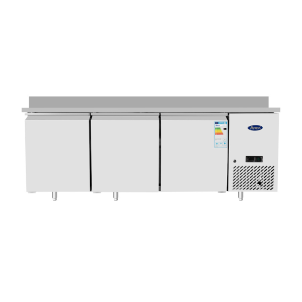 Atosa - Tavolo Frigo 800 TN 2 porte 1,5 mt con alzatina 10 cm Struttura interna ed esterna in acciaio inox, porte a chiusura automatica con guarnizioni a incastro facili da sostituire. Spigoli arrotondati per una facile pulizia, termostato digitale. Tropicalizzato. Sbrinamento automatico. Piedini in acciaio regolabili. Alzatina posteriore: 10 cm Dimensioni: 2010x800x850h mm