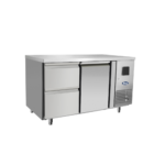 Atosa - Tavolo frigo 700 TN 1 porta GN1/1 + cassettiera 1/2 Il tavolo refrigerato ha una struttura interna ed esterna interamente realizzata in acciaio INOX, compreso il pannello posteriore. Il tavolo è regolabile in altezza grazie alla presenza di piedini in acciaio INOX. All'interno il tavolo presenta angoli arrotondati per facilitare le operazioni di pulizia e garantire pertanto igiene e praticità. La refrigerazione è ventilata e ciò significa che il freddo viene prodotto da un evaporatore esterno ad alette trattato anticorrosione. Il tavolo ha anche un ricircolo di aria fredda. Il vano di produzione del freddo è infatti situato a destra e quindi, per distribuire il freddo equamente in tutta la larghezza del tavolo, è necessario che il freddo venga incanalato in un controsoffitto che ha delle apposite feritoie che permettono di distribuire uniformemente l'aria refrigerata in tutta la zona di stoccaggio. La temperatura è positiva e si attesta in un range tra -2°C e +8°C. La temperatura può essere costantemente regolata e controllata grazie a un termostato digitale che inoltre regola anche lo sbrinamento del tavolo. L'eliminazione della condensa avviene tramite una resistenza elettrica inserita nella cornice della porta e l'evaporazione dell'acqua è automatica.