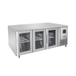 Atosa - Tavolo frigo 700 TN 3 porte vetro GN1/1 Struttura in acciaio inox. Refrigerazione ventilata. Gruppo incorporato estraibile per facile manutenzione. Pannello frontale apribile con chiave. Andamento circolare dell’aria fredda in modo da non toccare direttamente il prodotto. Controllo temperatura elettronico con termostato digitale. Resistenza elettrica intorno alla cornice porta per eliminazione della condensa. Sbrinamento automatico con resistenza elettrica e controllo automatico della temperatura di sbrinamento. Evaporazione automatica dell’acqua di condensa. Evaporatore trattato anticorrosione. Porta con molla di ritorno. Guarnizione porta estraibile senza utensili. Fondo con angoli arrotondati. Piedini in acc. Inox regolabili in altezza. Schienale in acciaio inox, possibilità di appoggiare al muro.