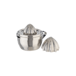 EVA - Spremiagrumi inox 12 CM Robusto spremiagrumi in acciaio inox, con vaschetta raccogli goccia rimovibile. È stabile, resistente agli acidi alimentari, neutro negli odori e nei sapori ed è igienico. Queste caratteristiche sono molto apprezzate dai professionisti. La superficie lucida e brillante degli utensili da cucina ha un aspetto nobile e moderno allo stesso tempo. Materiale: acciaio inox 18/10 Diametro: 12 cm. Lavabile in lavastoviglie.