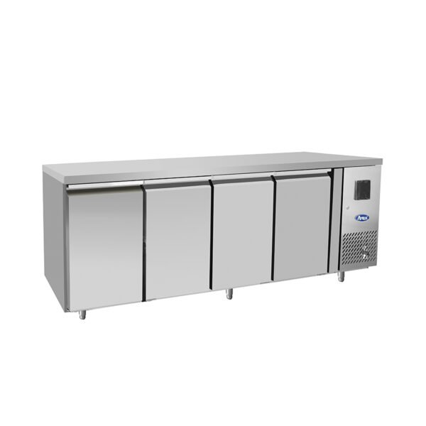 Atosa - Tavolo frigorifero 700 TN 4 porte con alzatina 10 cm Struttura interna ed esterna in acciaio inox, porte a chiusura automatica con guarnizioni a incastro facili da sostituire. Spigoli arrotondati per una facile pulizia, termostato digitale. Tropicalizzato. Sbrinamento automatico. In dotazione 1 griglia per porta. Piedini in acciaio regolabili. Alzatina: 10 cm Dimensioni: mm 2230x700x850h